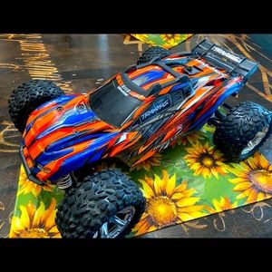 I am selling a Traxxas Rustler
